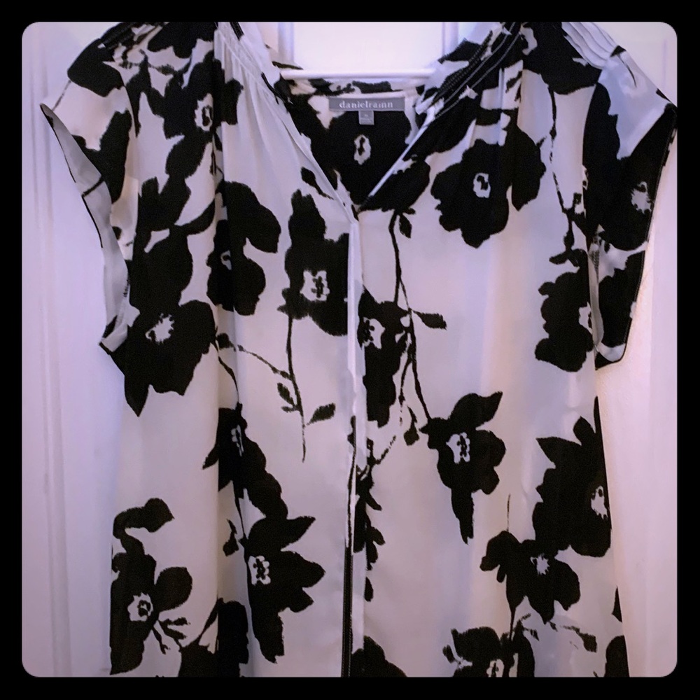 Black and White Floral Sleeveless Blouse